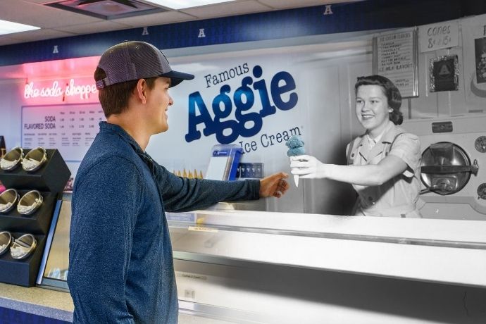 Student getting aggie ice cream
